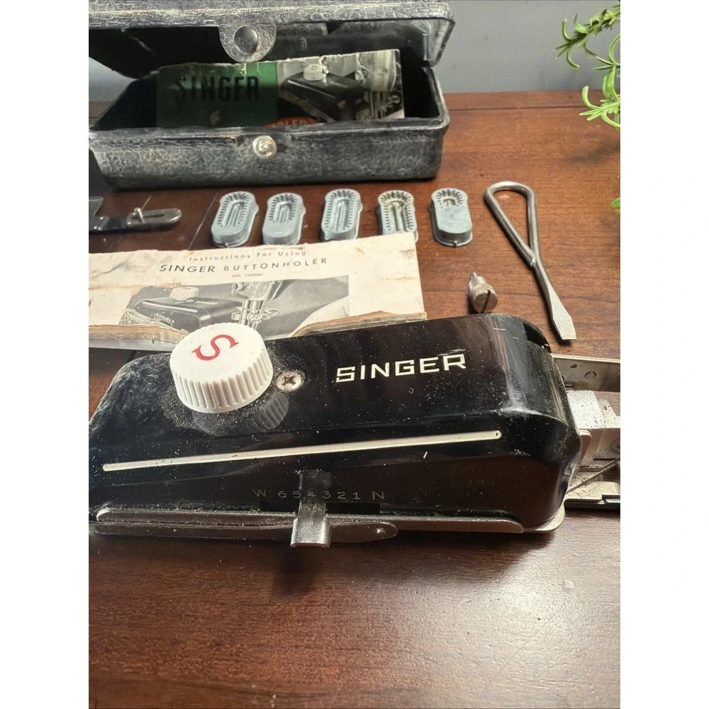 Singer Sewing Machine Low Shank Buttonholer Attachment 160506 with Templates Set